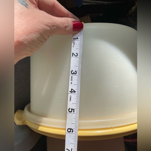 Vintage Large Round Tupperware Cake Carrier, Harvest Gold - Picture 7 of 9